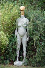 Frau Vogel, 2011, Beton / Akazienholz